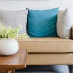 Beżowa sofa z ręcznie robionymi kolorowymi poduszkami
