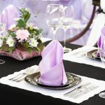 Nappe noire et serviettes contrastantes sur la table