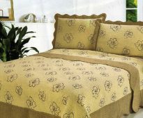 Dekoracyjna pokrywa i poduszki z kwiatowym wzorem