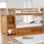 Drewniane łóżko w dwóch rzędach z wygodną klatką schodową