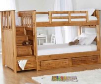 Drewniane łóżko w dwóch rzędach z wygodną klatką schodową