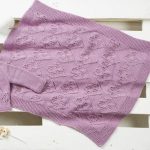Baby bedspread na may openwork pattern sa kulay ng lilac