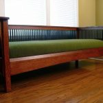 أريكة خشبية مع مقعد أخضر ناعم