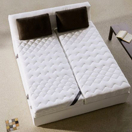 Podwójne łóżko z dwoma materacami