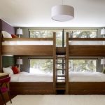 Drewniane łóżko piętrowe z czterema łóżkami