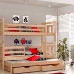 Drewniane łóżko piętrowe z trzema łóżkami