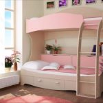 Różowe łóżko piętrowe