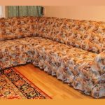Huonekalut, jossa on röyhelöitä nurkkaan sohvalla