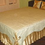 Yatakta yatak örtüleri için altın kumaş ve buklelerin kumaşla kombinasyonu
