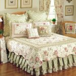 Set of decorative elements with floral motifs for the bed
