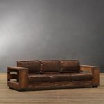 Brązowa drewniana sofa ze skórzaną tapicerką