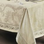 Magandang vintage tablecloth para sa dining table