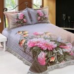 Magandang bedspread na may mga floral motif