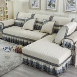 Magandang bedspread na may ruffle sa sofa corner