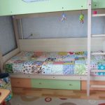 Magagandang multi-colored bedspread para sa baby bed