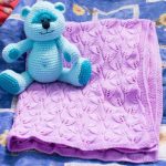 Prekrasna delikatna karirana tkanina s igračkom medvjeda za princezu
