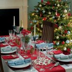 Kar taneleri ile kırmızı Noel masa örtüsü