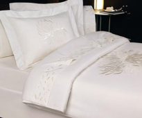 Białe łóżko perkalowe