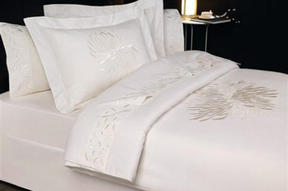 Białe łóżko perkalowe