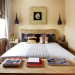 Mala spavaća soba s minimalnim setom namještaja - krevet, noćni ormarići i komoda