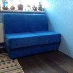 Liten blå soffa i inredningen