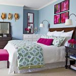 Rahat bir yatak odası için farklı renkteki mobilyalar
