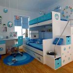 Przedszkole morskie z białym i niebieskim łóżkiem