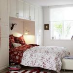 Mala spavaća soba s ugrađenim krevetom