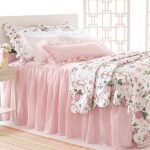 Romantik bir yatak odası için yumuşak pembe yatak örtüsü
