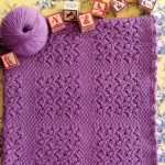 Pinong lilac blanket na may openwork pattern