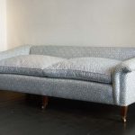 Niska sofa w kolorze szarym