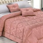 Makapal, mainit-init na Jacquard bedspread sa pink