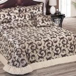 Bedspread and pillows na may pattern - curls