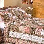 Bedspread sa isang rustic bed
