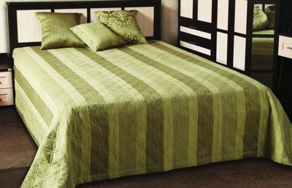 Bedspread with stripes