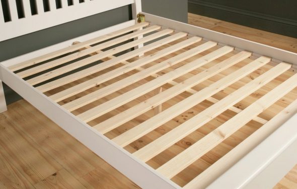 Proste drewniane łóżko