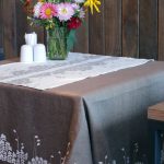 Simple natural tablecloth para sa dining table