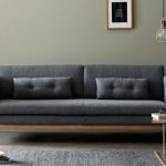 Simple gray na sofa na may mga hugis-parihaba na unan