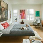 Yatak odasında mobilyalar ve dekoratif unsurların farklı pencerelerle düzenlenmesi