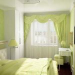 Regeling van meubilair in een kleine groene slaapkamer