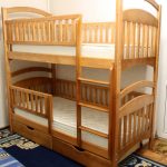 Maaaring mapalitan ang bunk bed na maaaring maging dalawang single-tier