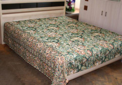 Bedspread sa tapestry bed