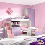 Różowy i liliowy pokój z łóżkiem piętrowym