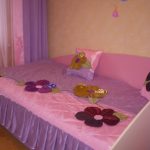Ang pink-lilac bedspread na may malalaking bulaklak