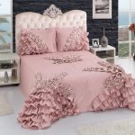 Pink bedspread na may ruffles