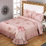 Pink bedspread na may ruffles at bows