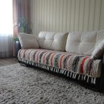 Oturma odasında kanepede ev yapımı dokuma geçit