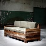 Domowa sofa z tanich materiałów