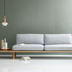 Domowa rama i miękkie poduszki na niską sofę