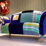 Home-made multi-colored sofa mula sa scrap materials